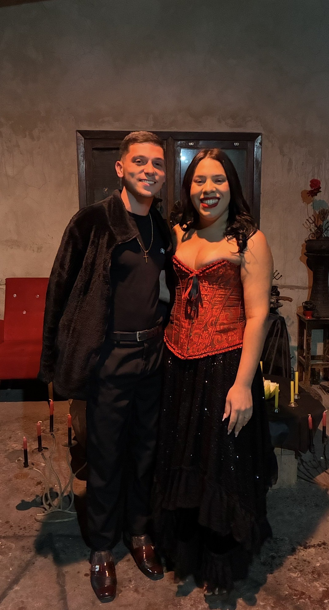 Pai Cassimiro do Zé Pretinho, à esquerda, junto de Mãe Danny da Padilha no templo
